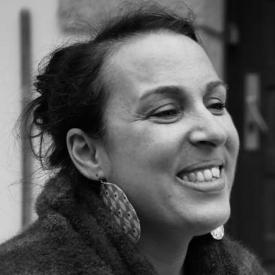 Photo en noir et blanc. Céline Dahan en profil trois-quart face.