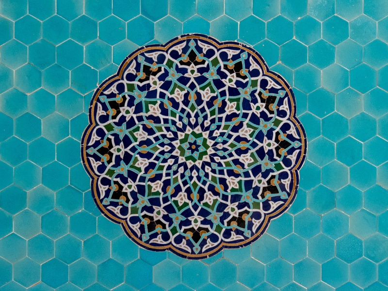 art-therapie-mansour-unsplash Du linges mis à sécher sur une corde à linge devant un bord de mer.