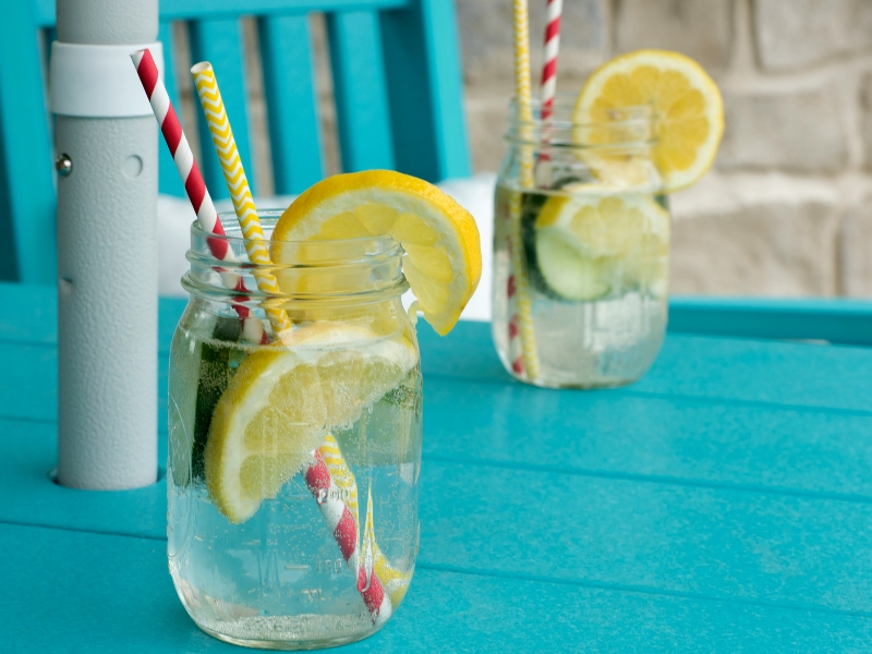 therapie-conjugale-randy-fath-unsplash Deux bocaux en verres sur une table bleue.